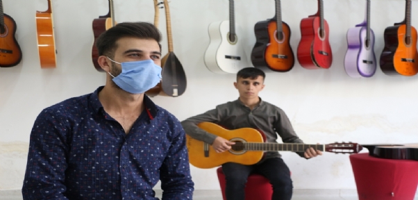 Silopi`de Görme Engelli Çocuğa Gitar `Işık` Oldu