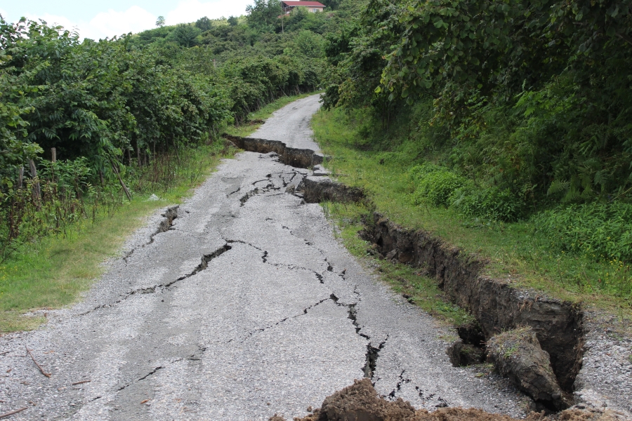 Deprem görmüş gibi: Bu mahalle çökmeye devam ediyor