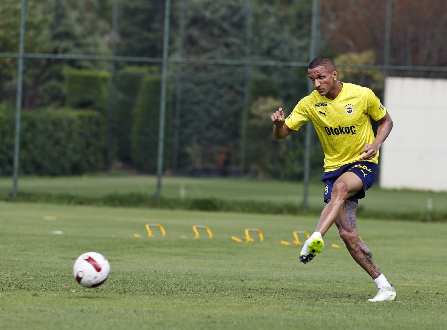 Fenerbahçe'de yeni transfer Rodrigo Becao, ilk antrenmanına çıktı