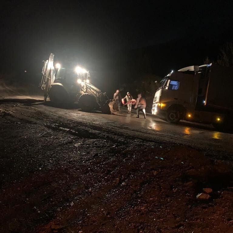 Yolda mahsur kalan tırların imdadına Şenoba Belediye ekipleri yetişti