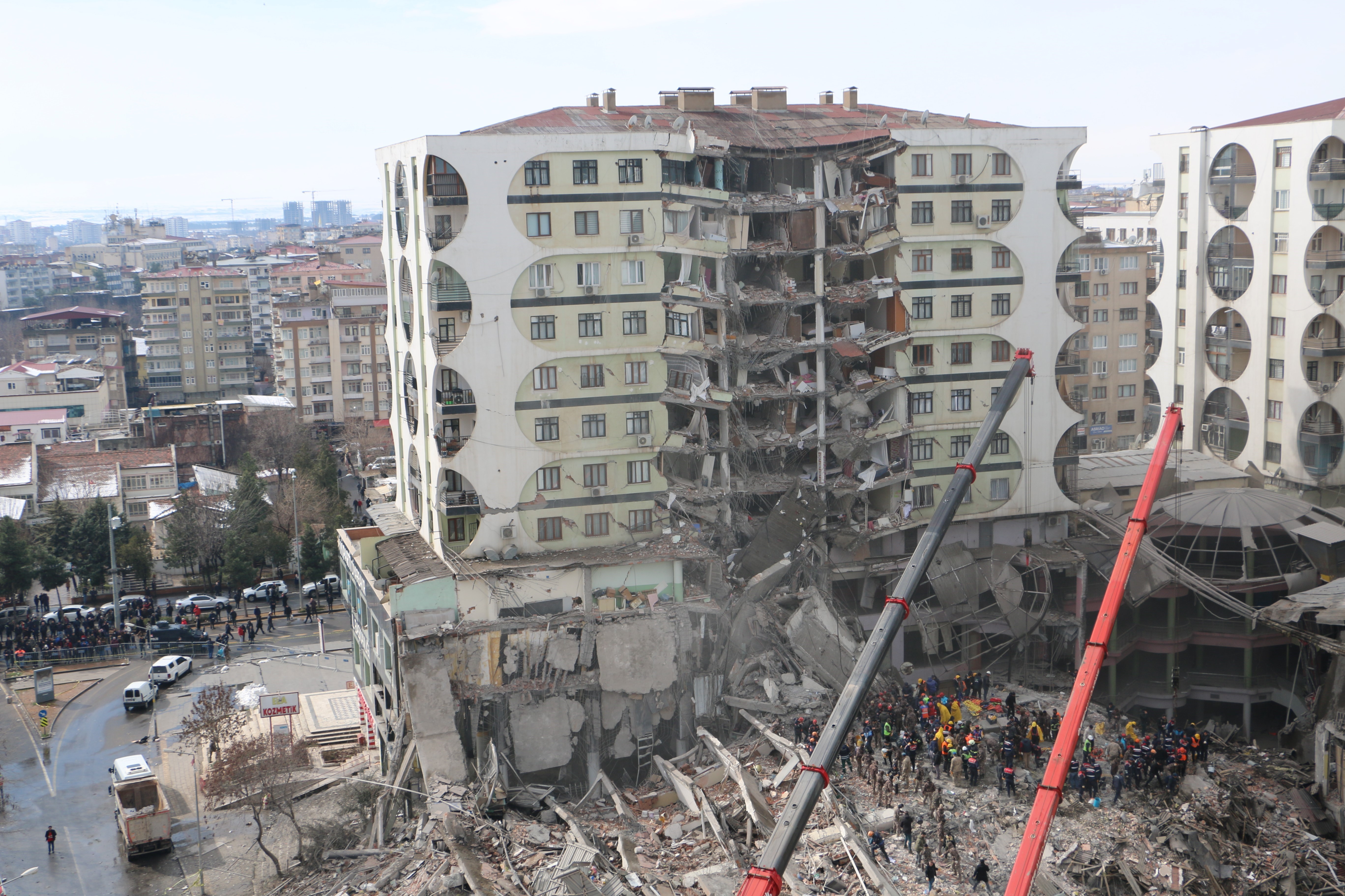 Depremde yıkılan Galeria Sitesi soruşturmasına tutuklanan 7 kişiye tahliye kararı