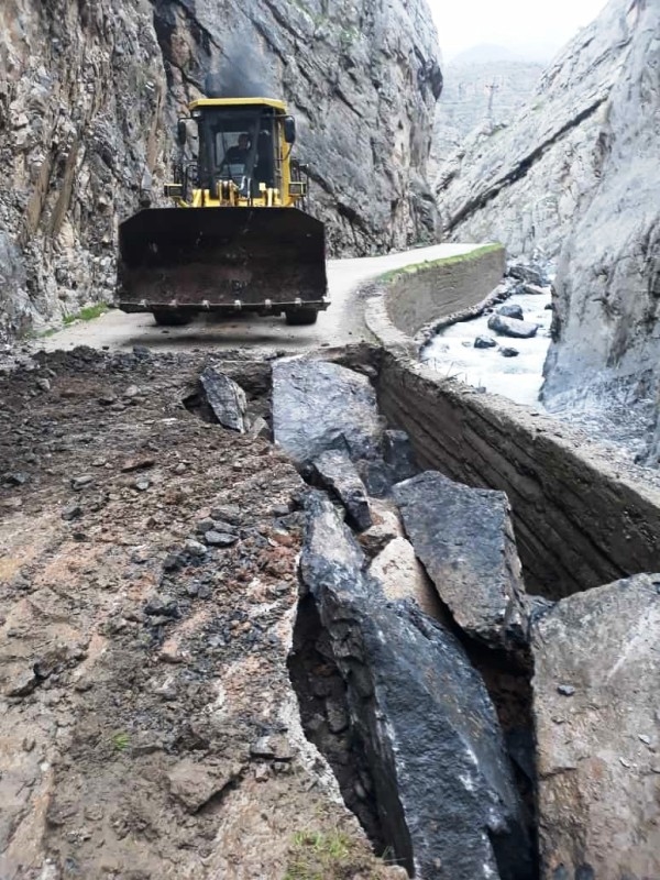 Uludere'de sel nedeni ile bozulan yollar onarılıyor