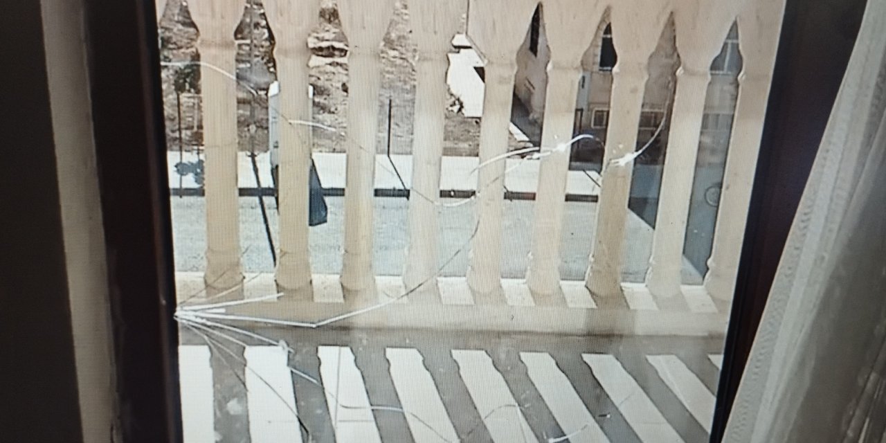 51 dereceye dayanamayan balkonun camı çatladı