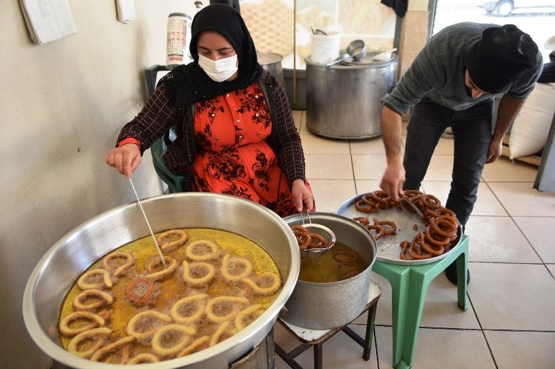 KOMŞUSUNA RİCA EDEREK ÖĞRENDİ, GELİRİ İLE ÇOCUKLARINI OKUTUYOR