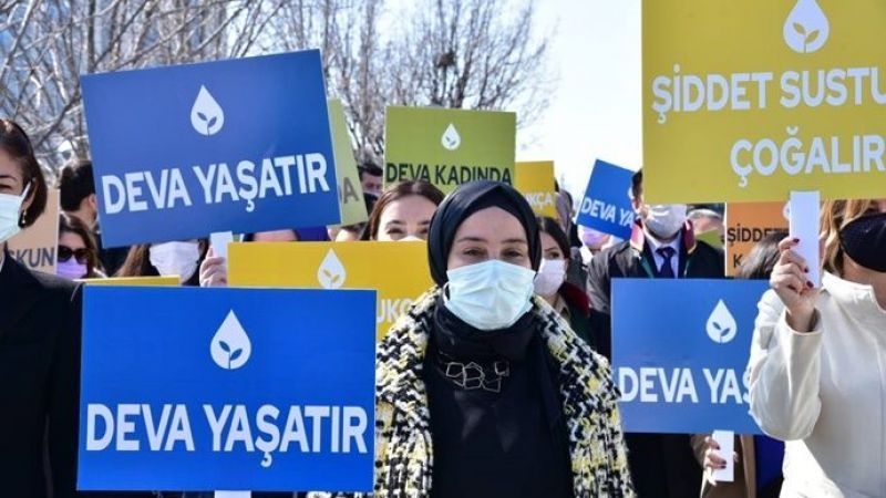 DEVA PARTİLİ KADINLAR DANIŞTAY’A YÜRÜYEREK İSTANBUL SÖZLEŞMESİ’NDEN ÇEKİLME KARARININ İPTALİ İÇİN DAVA AÇTILAR