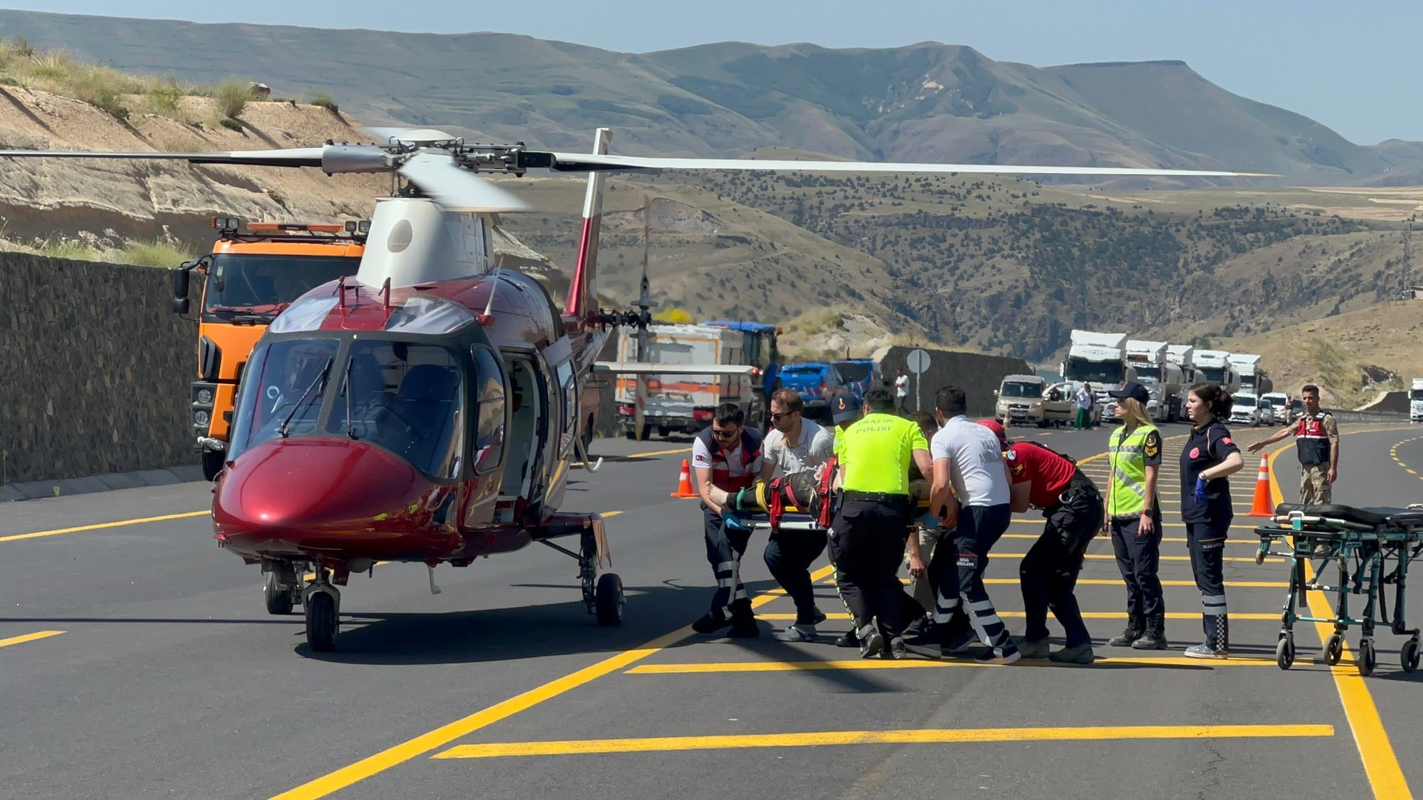 Sarıkamış’taki otobüs kazasına ambulans helikopter desteği