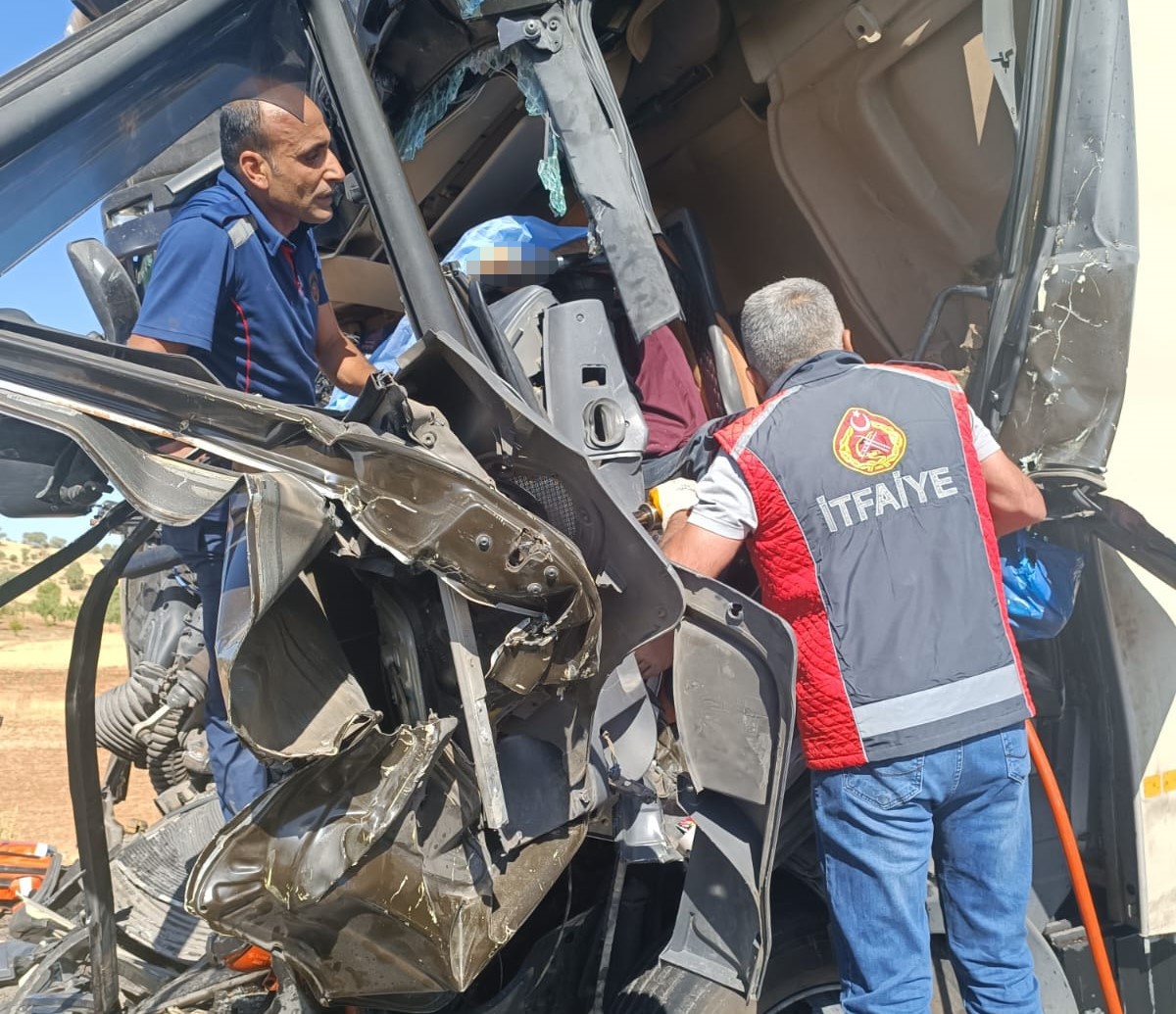 Nakliyat kamyonu hafriyat tırına çarptı: 1 ölü, 2 yaralı