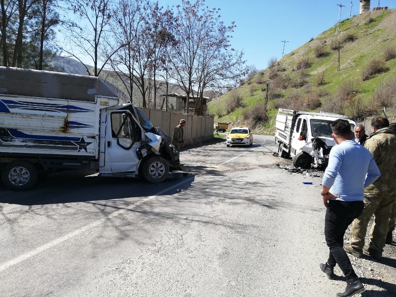 Şırnak'ta 2 kamyonet kafa kafaya çarpıştı