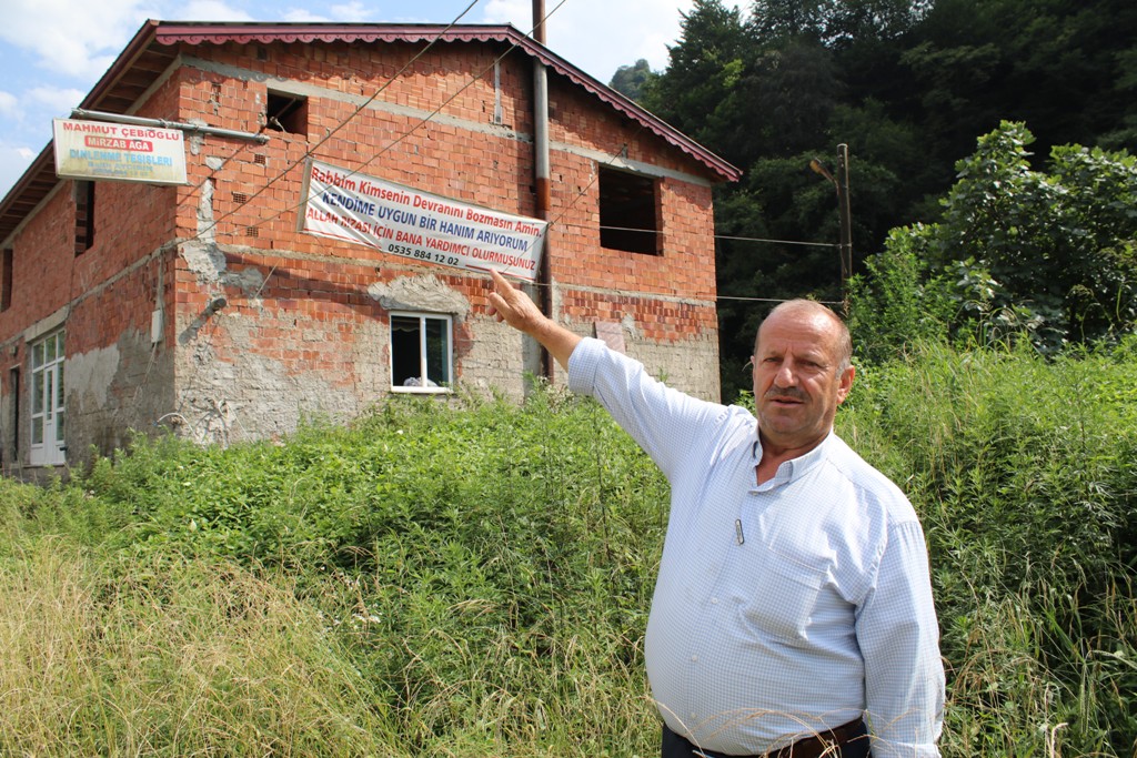 Pankartla Kendisine Eş Arıyor