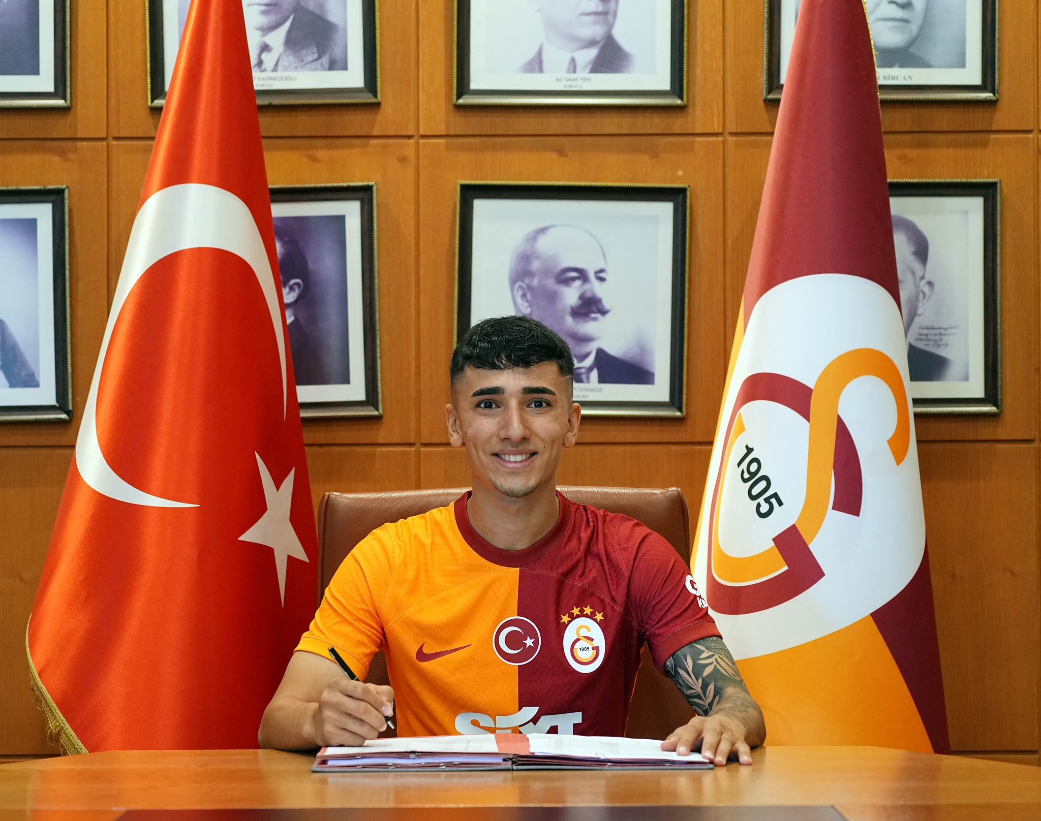 19 yaşındaki Caner Doğan, Galatasaray ile profesyonel sözleşme imzaladı