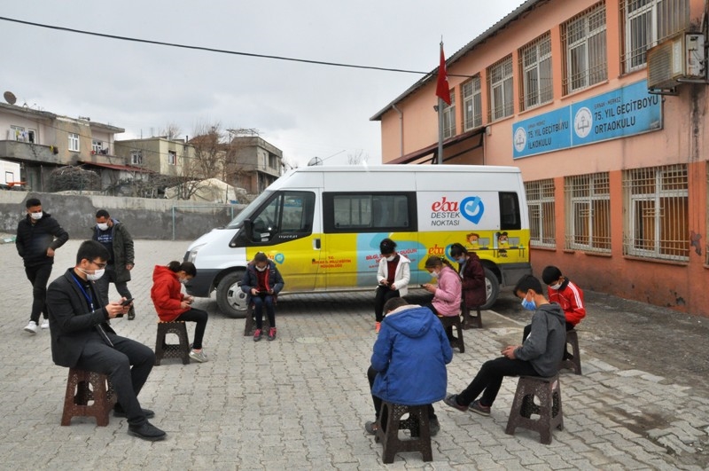 Şırnak’ta EBA Mobil Destek Aracı köy yollarında