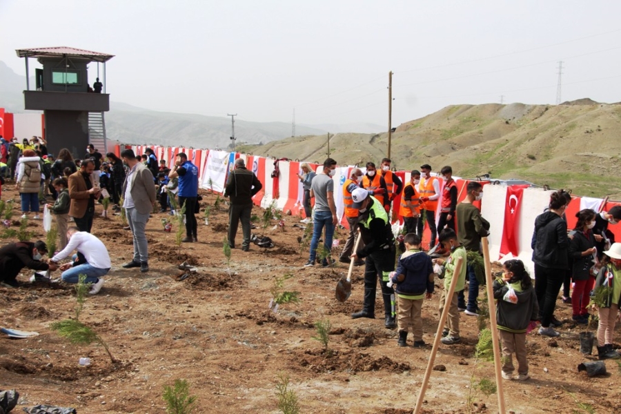 ŞIRNAK’TA 176 ŞEHİT POLİS İÇİN 176 FİDAN TOPRAKLA BULUŞTU