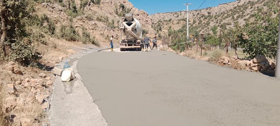 ŞIRNAK'TA ŞİKAYET EDİLEN YOLDA BETON ÇALIŞMASI