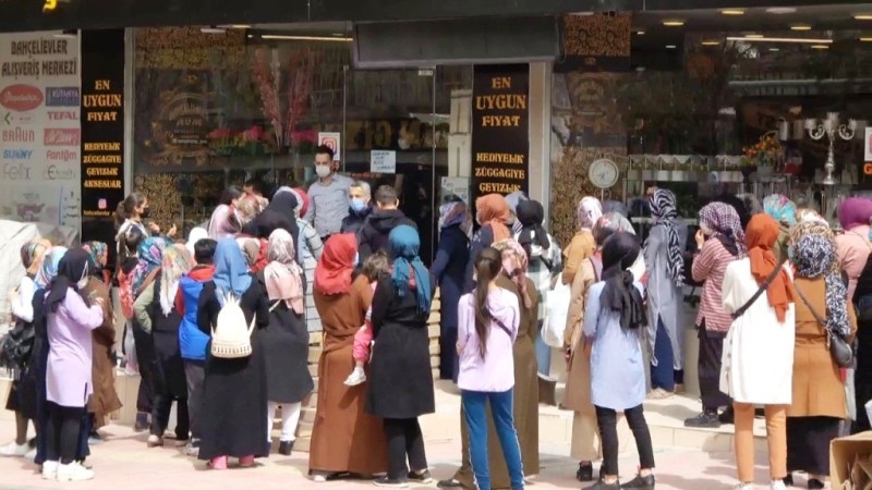 Siirt’te indirimi duyanlar tedbirleri unutup mağaza önünde kuyruğa girdi