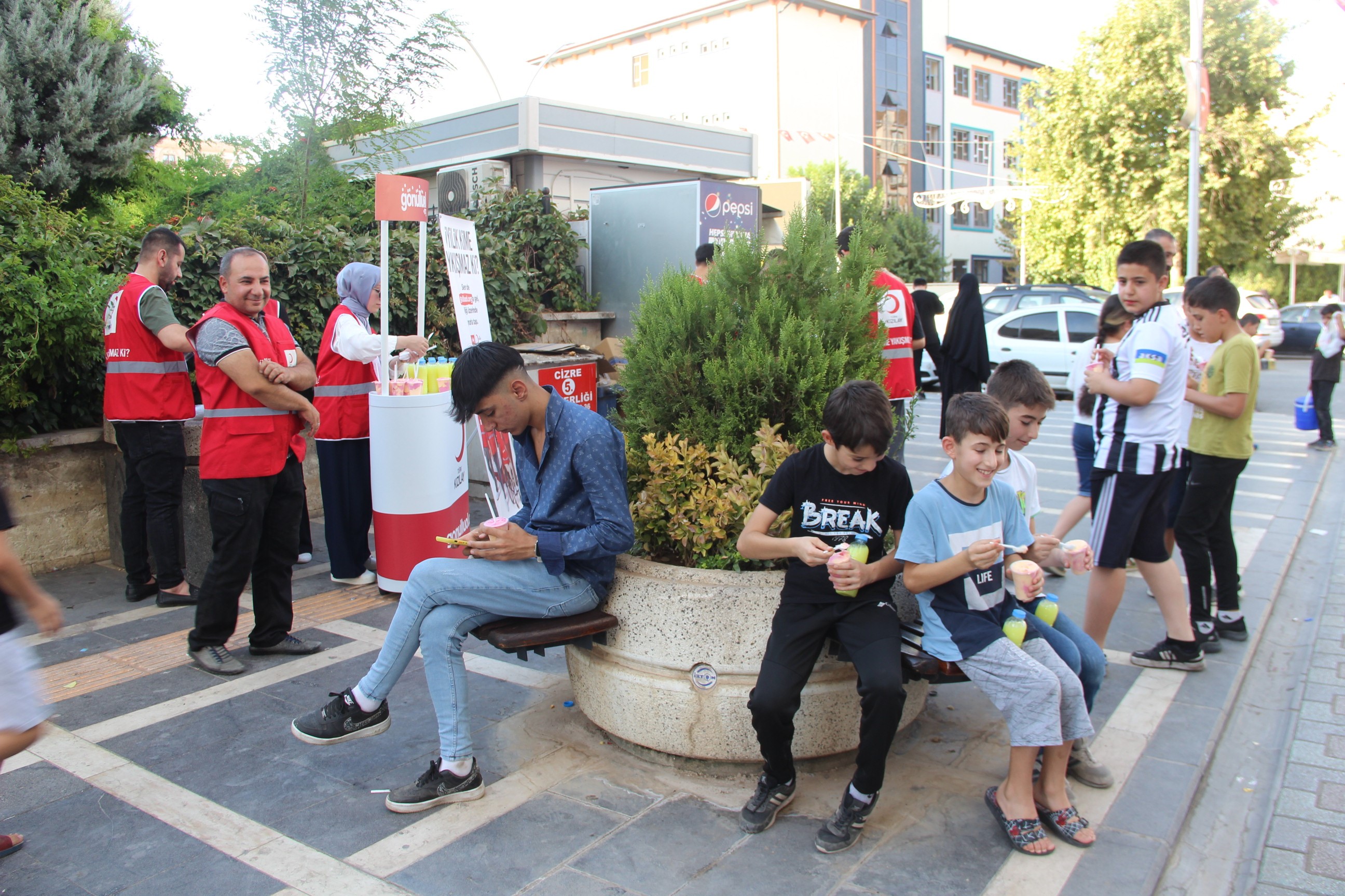 Kızılay Cizre'de tansiyon ölçtü, ayran ve limonata dağıttı