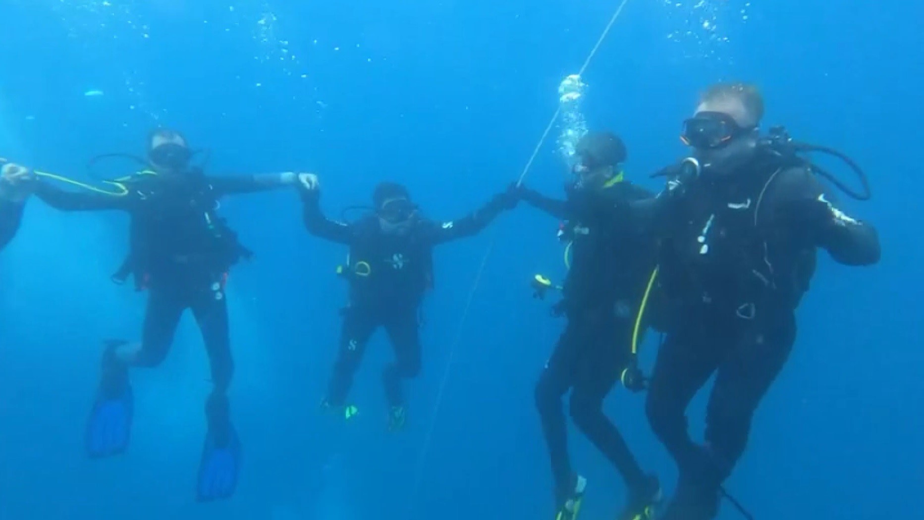 Dalgıçlar denizin 12 metre altında halay çekti