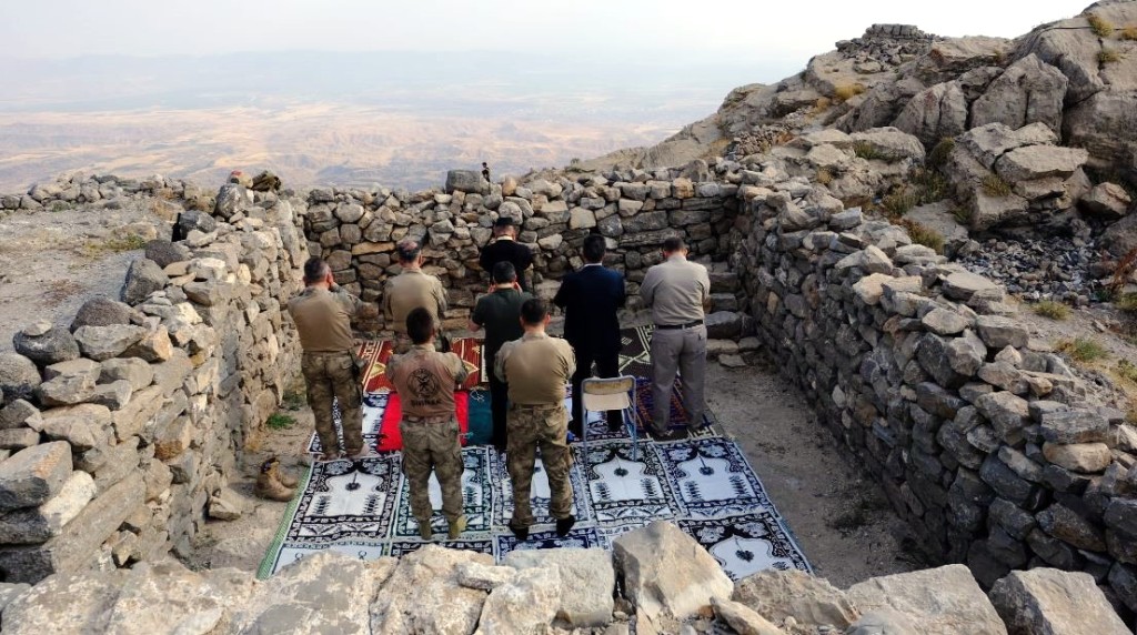 Vali Atay, Cudi dağında namaz kılıp dua etti