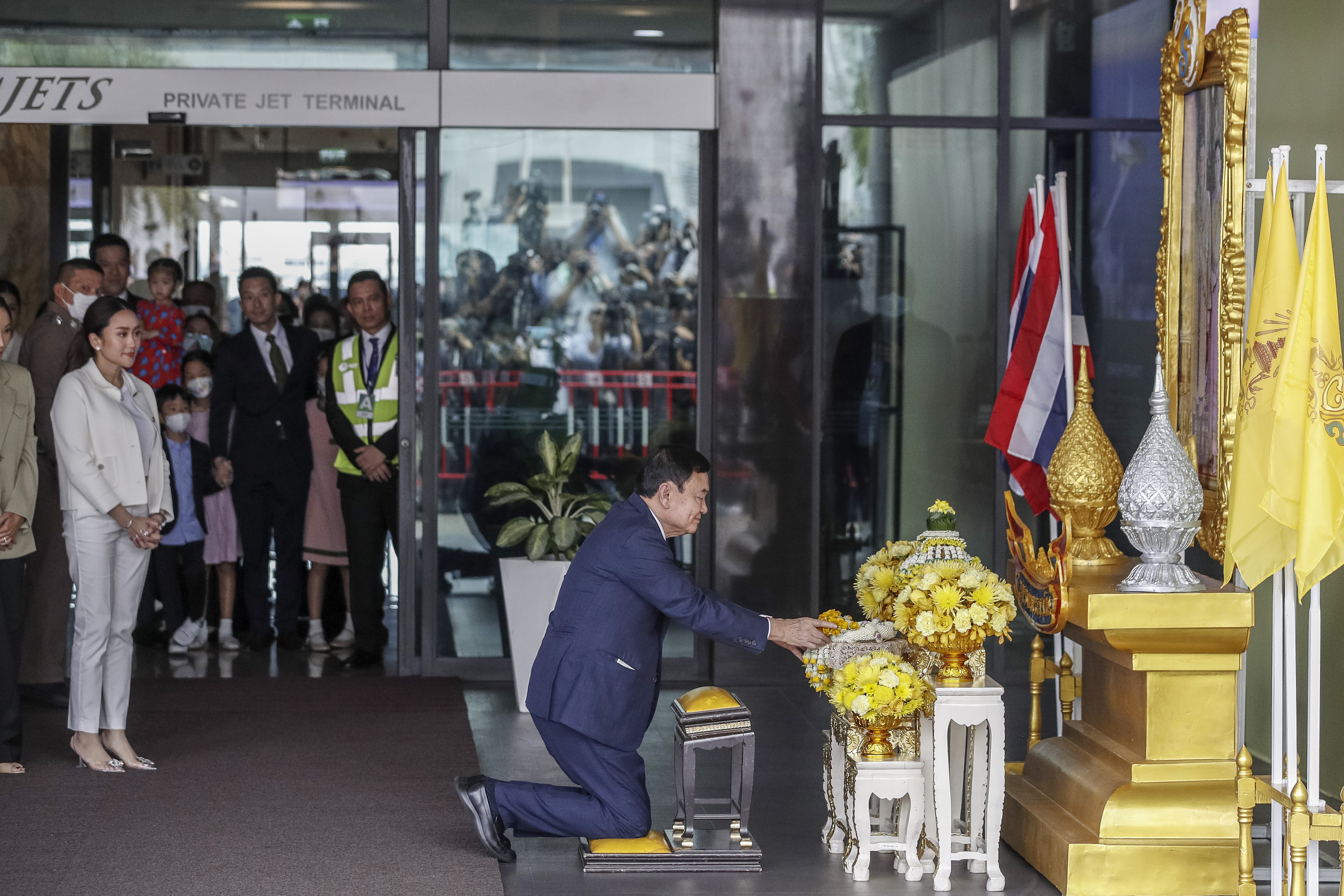Tayland'da 15 yıl sonra ülkesine dönen eski başbakan Thaksin, karakola götürüldü