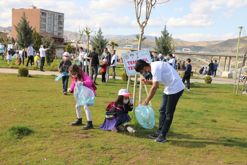 CİZRE’DE “TEMİZ BİR GELECEK İÇİN EL ELE”SLOGANI İLE TEMİZLİK YAPTILAR