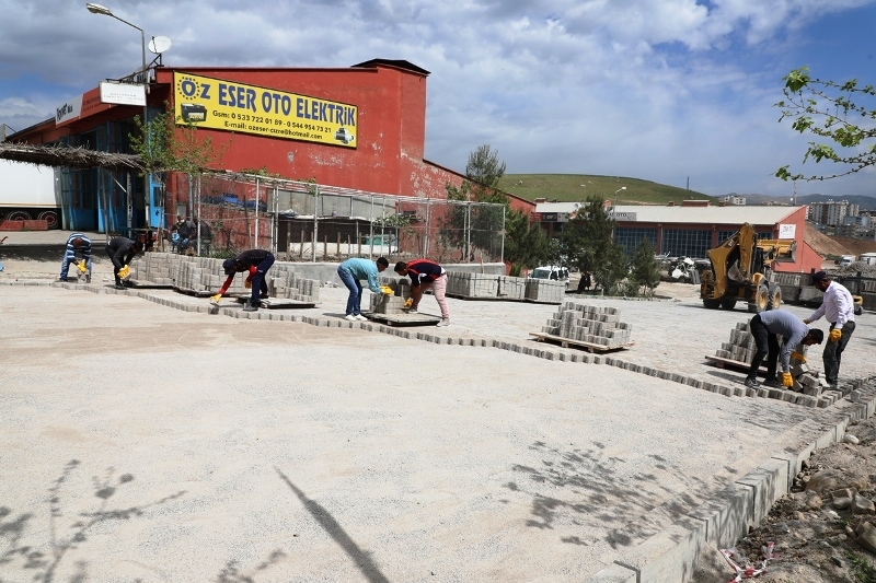 Cizre Belediyesi Küçük Sanayi Sitesi içindeki yolları baştan sona yeniliyor