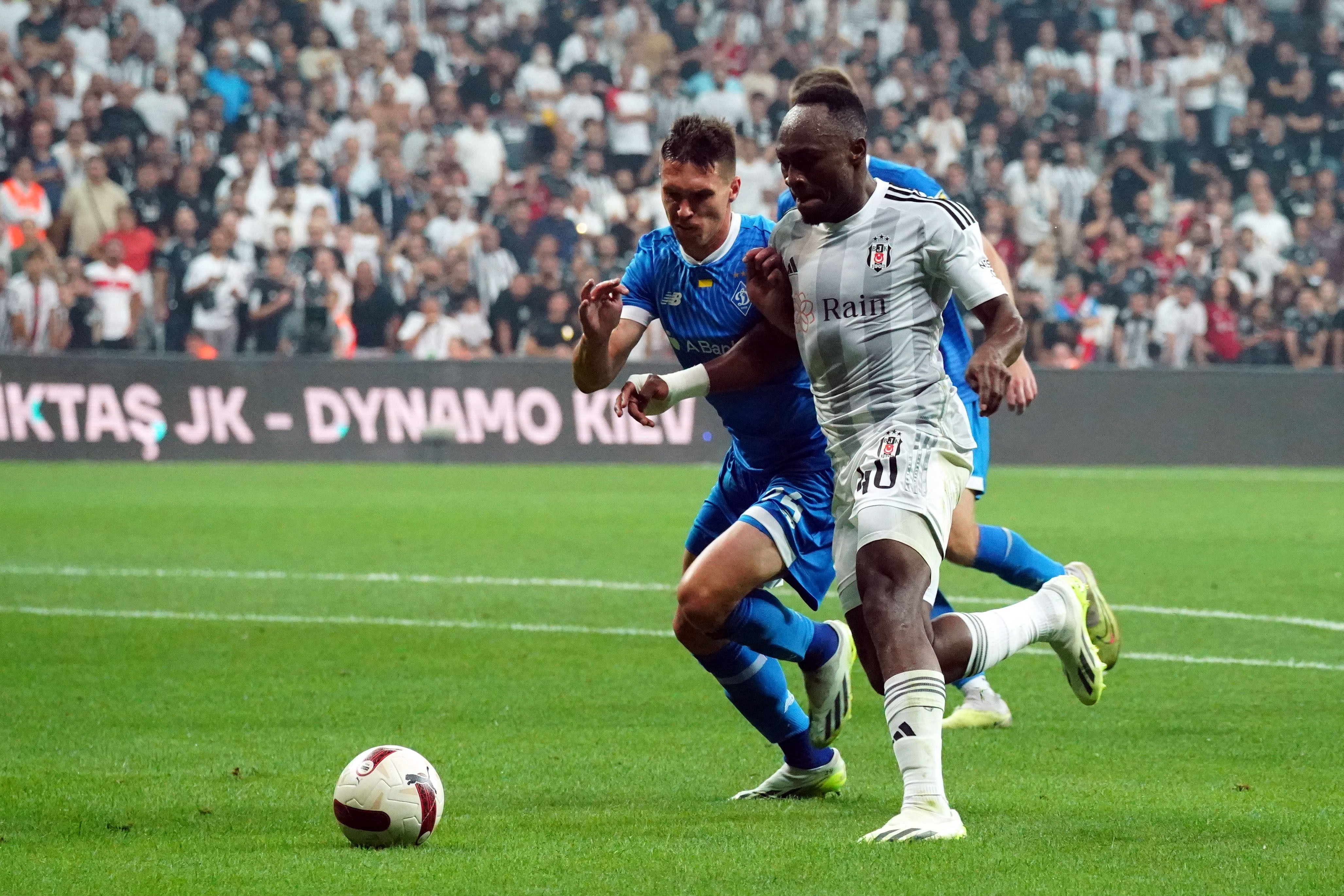 Beşiktaş Dinamo Kiev'i yenip Guruplara kaldı