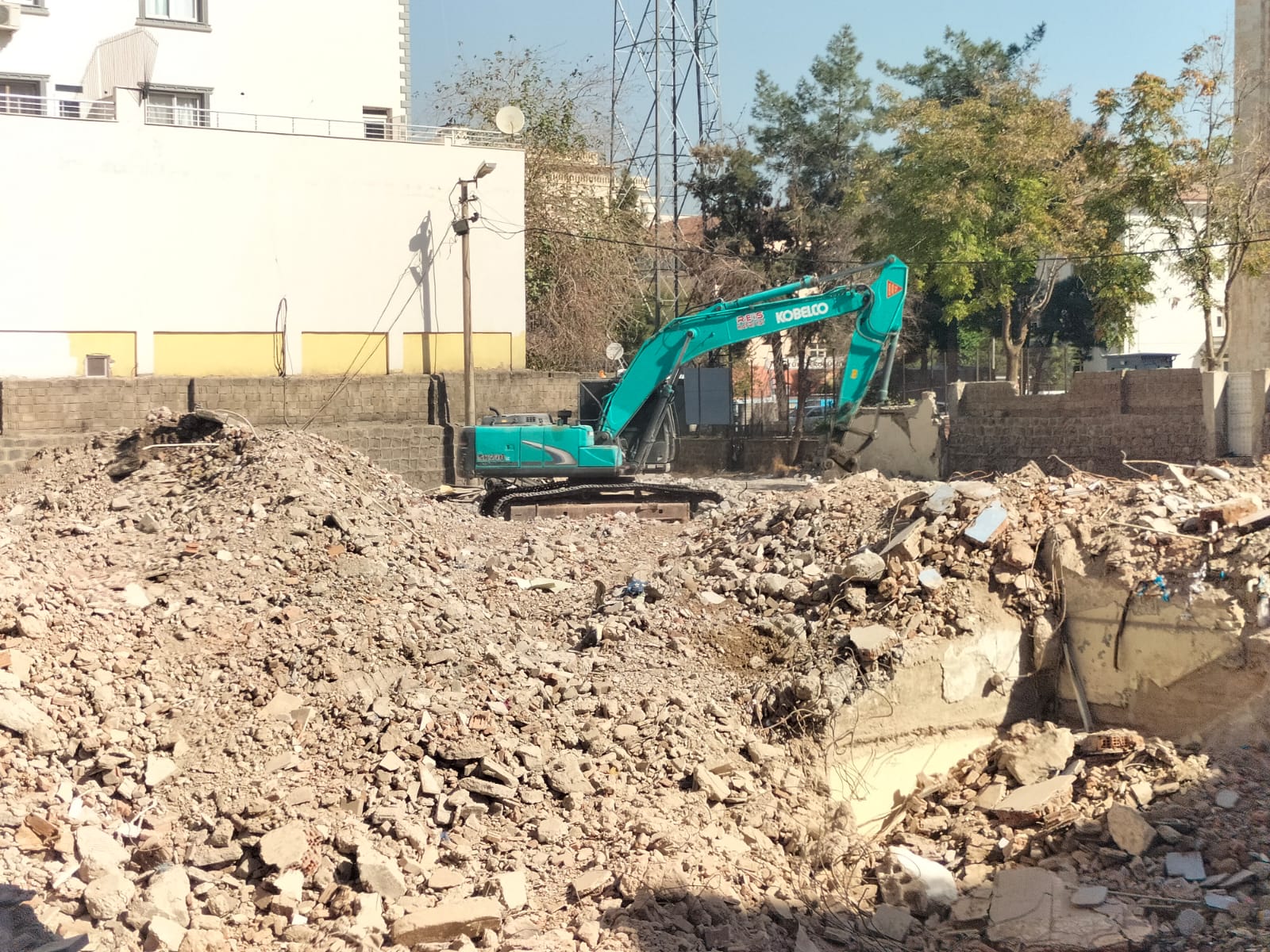 Polislerin saldırıya uğradığı Cizre Belediye Binası yıkıldı