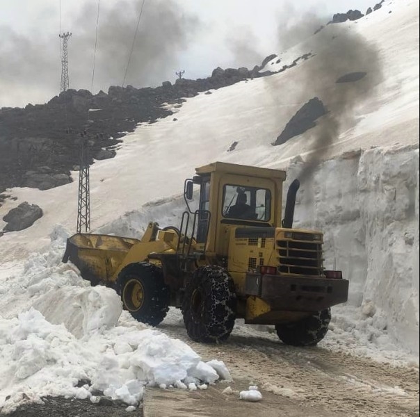 Şırnak'ta ekipler, nisan ayında 5 metre kar ile mücadele ediyor