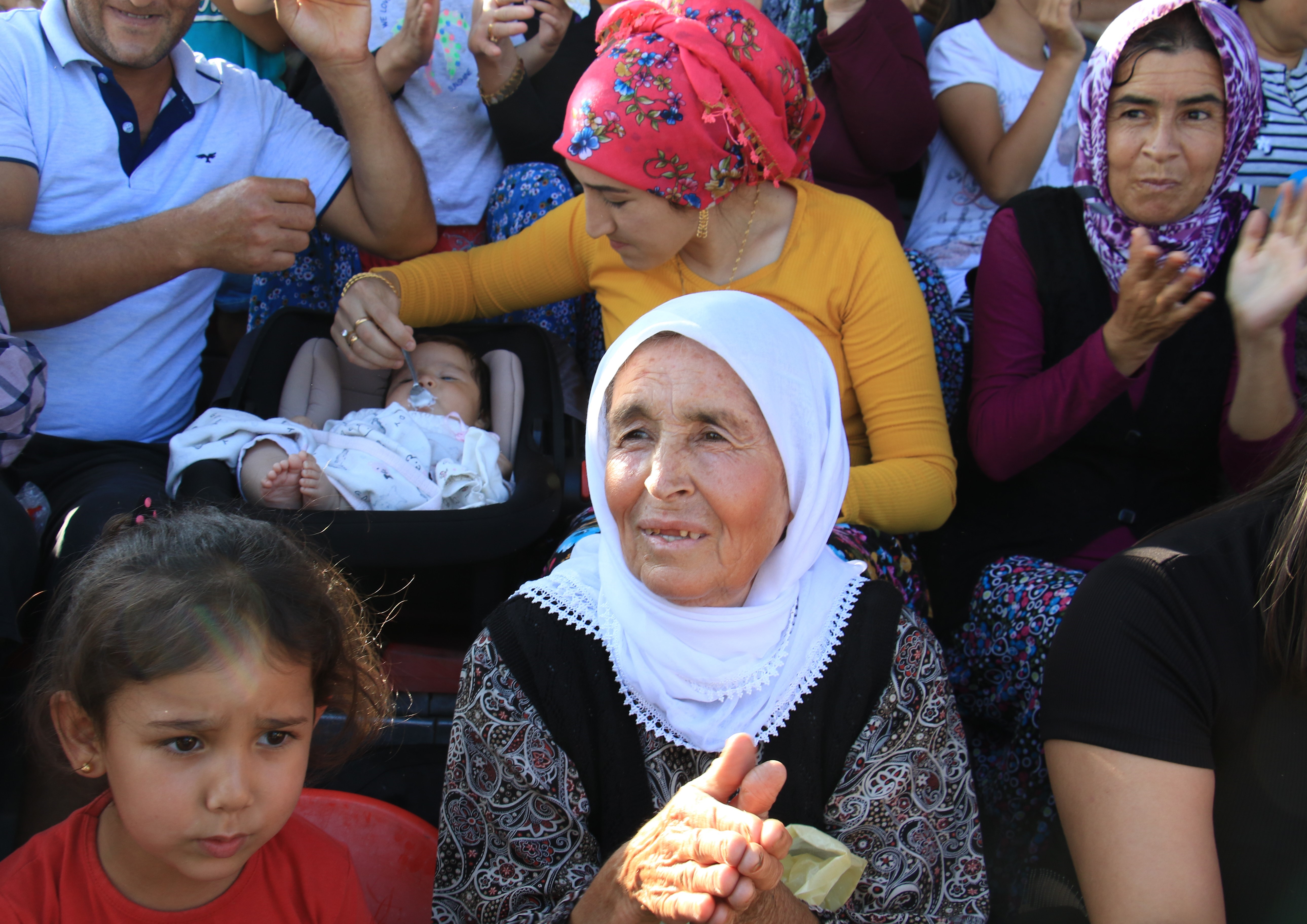 Bebeklisi, bastonlusu, çok sayıda kadın maça gelip takımlarına destek verdi