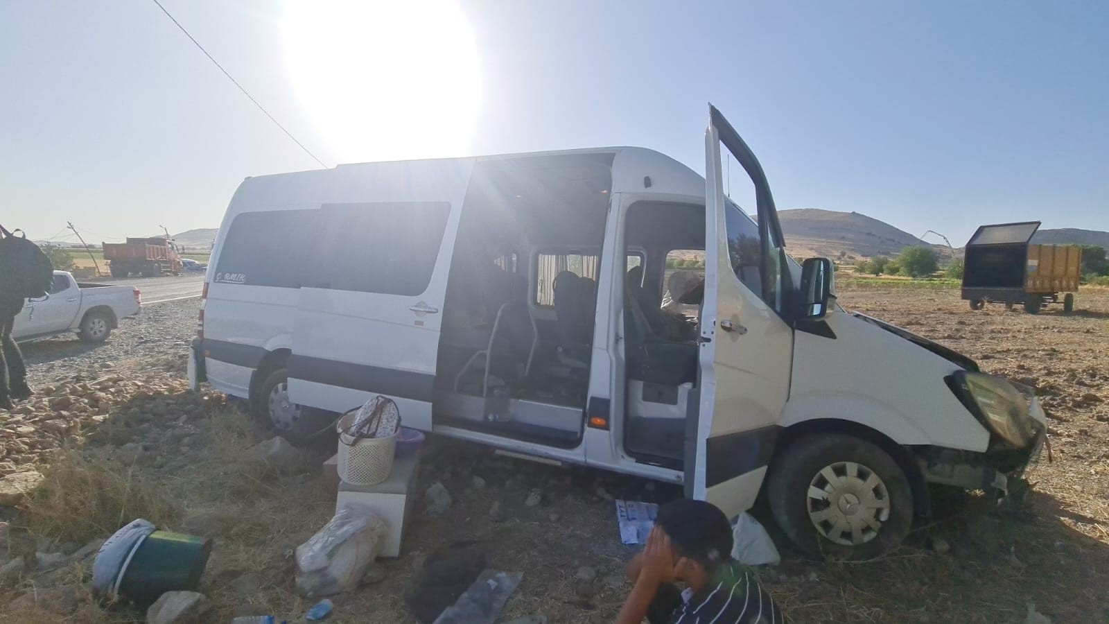 minibüs ile traktör çarpıştı 20 kişi yaralandı