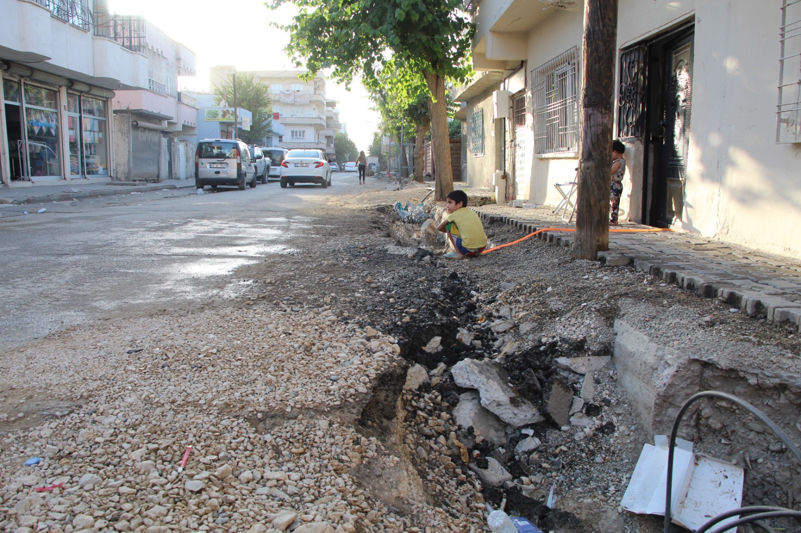 VATANDAŞ BELEDİYENİN AÇIK BIRAKTIĞI ÇUKURLARDAN TEDİRGİN