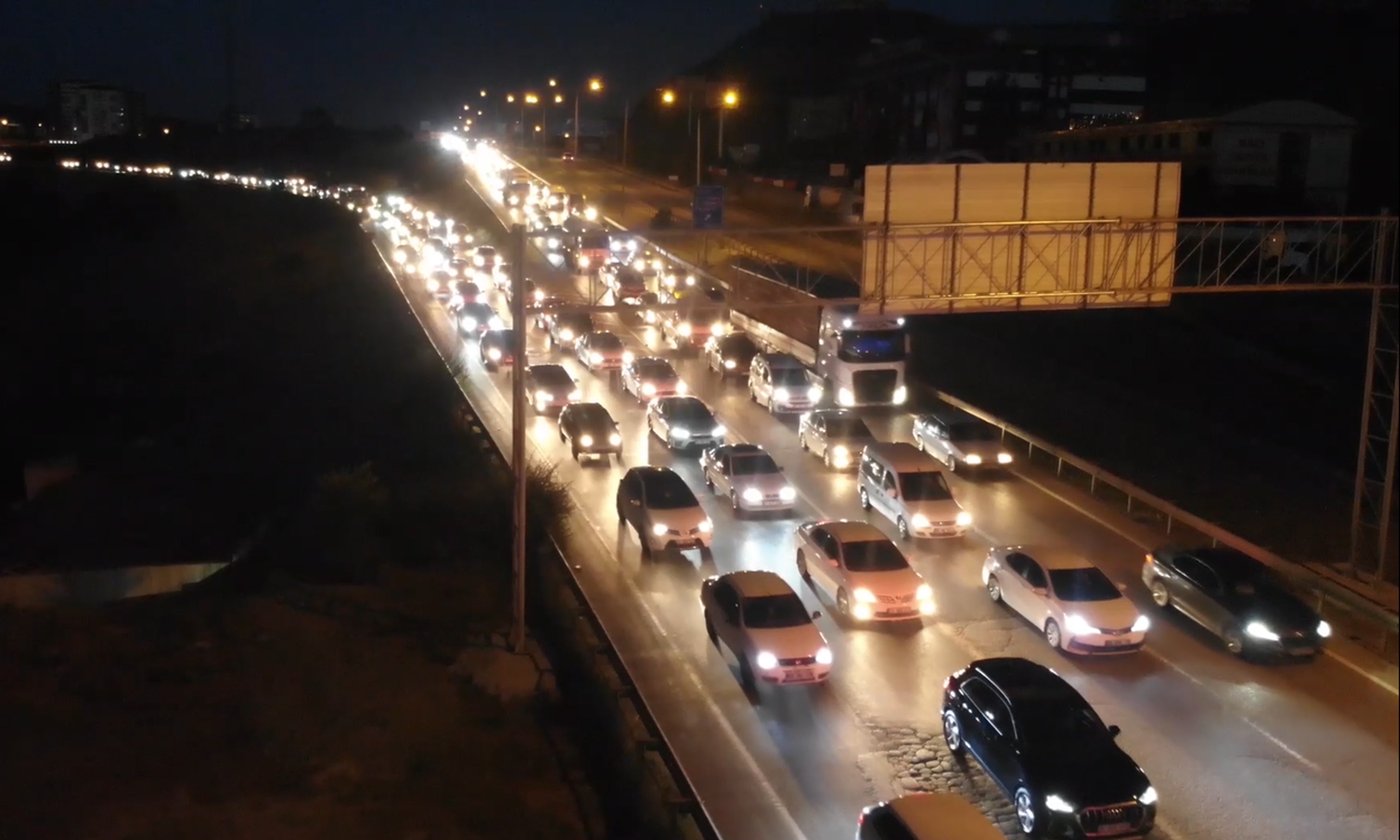 Yaz tatili dönüşünde yoğun araç trafiği uzun kuyruklar oluşturdu