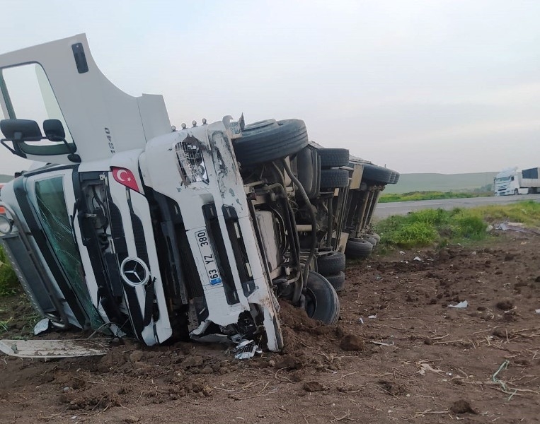 ŞIRNAK'TA KONTEYNER YÜKLÜ TIR DEVRİLDİ: 1 YARALI