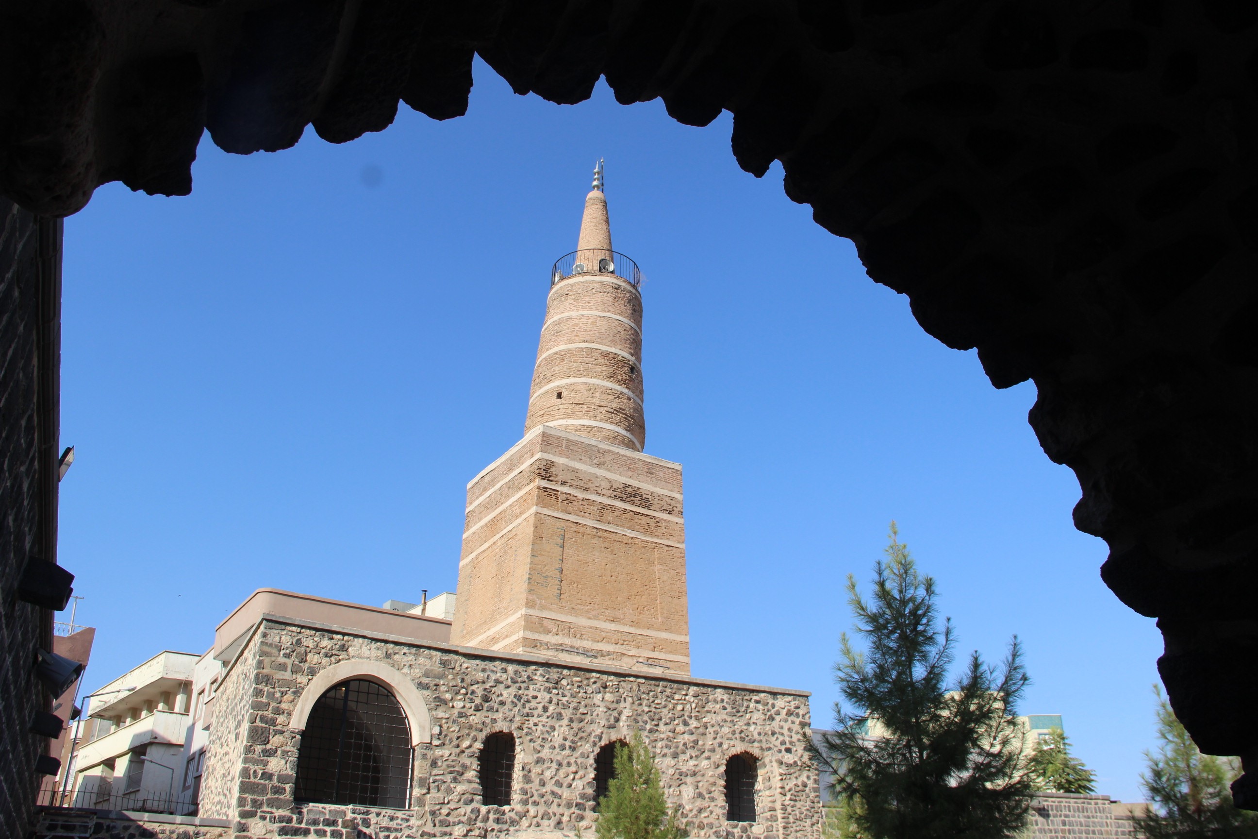 Cizre Fethinden sonra Kiliseden Camiye dönüştürülen Tarihi Ulu Cami Dimdik Ayakta