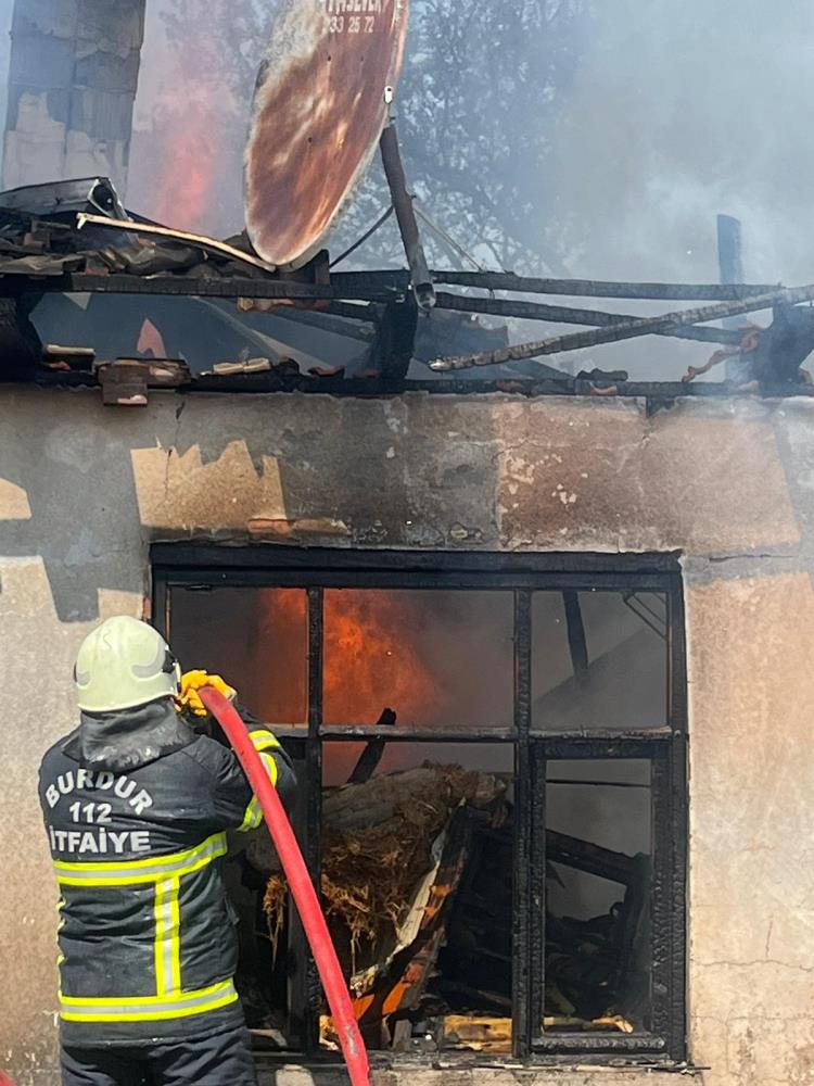 Bahçede yemek yapmak için yakılan ateş evi yaktı