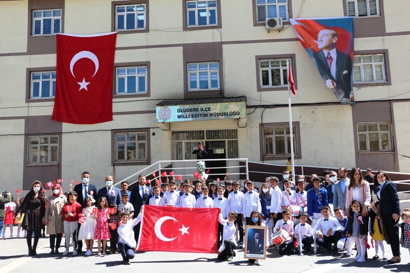 Şırnak'ta vatandaşlar 23 Nisan kutlamalarına balkon ve camlardan eşlik etti