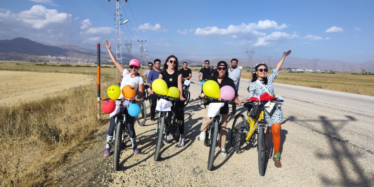 ‘Süslü Kadınlar’ Farkındalık için Doğuda pedal çevirdiler.