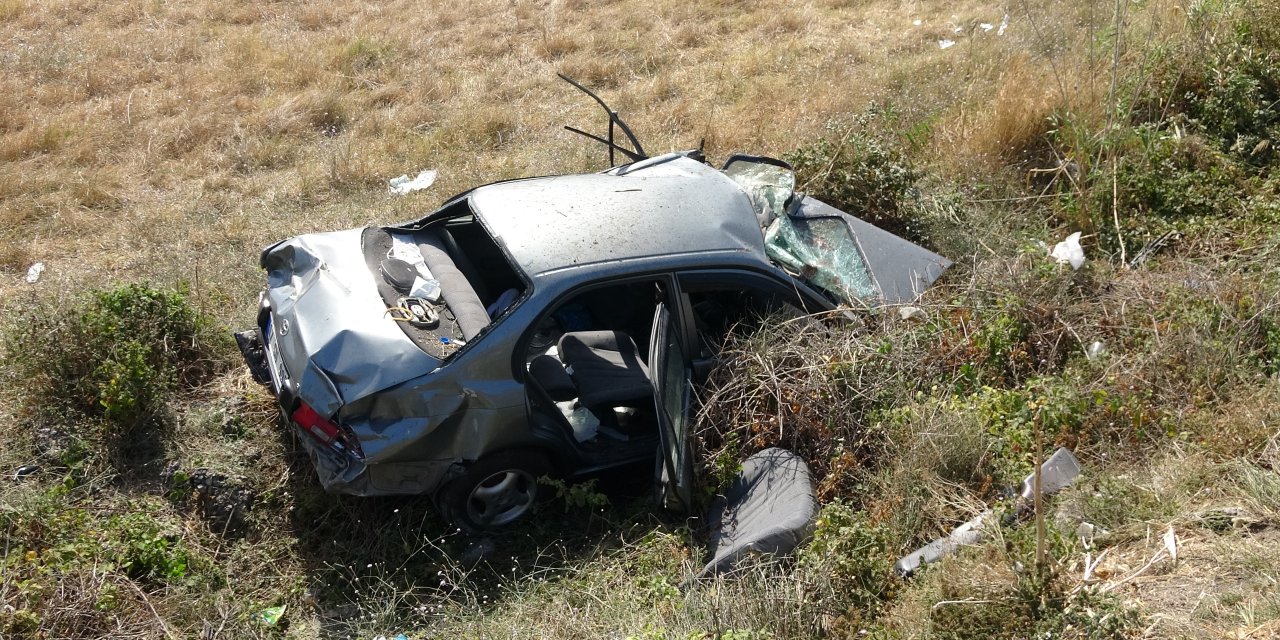 İki aracın çarpıştığı feci  kazada :2 ölü,5 yaralı