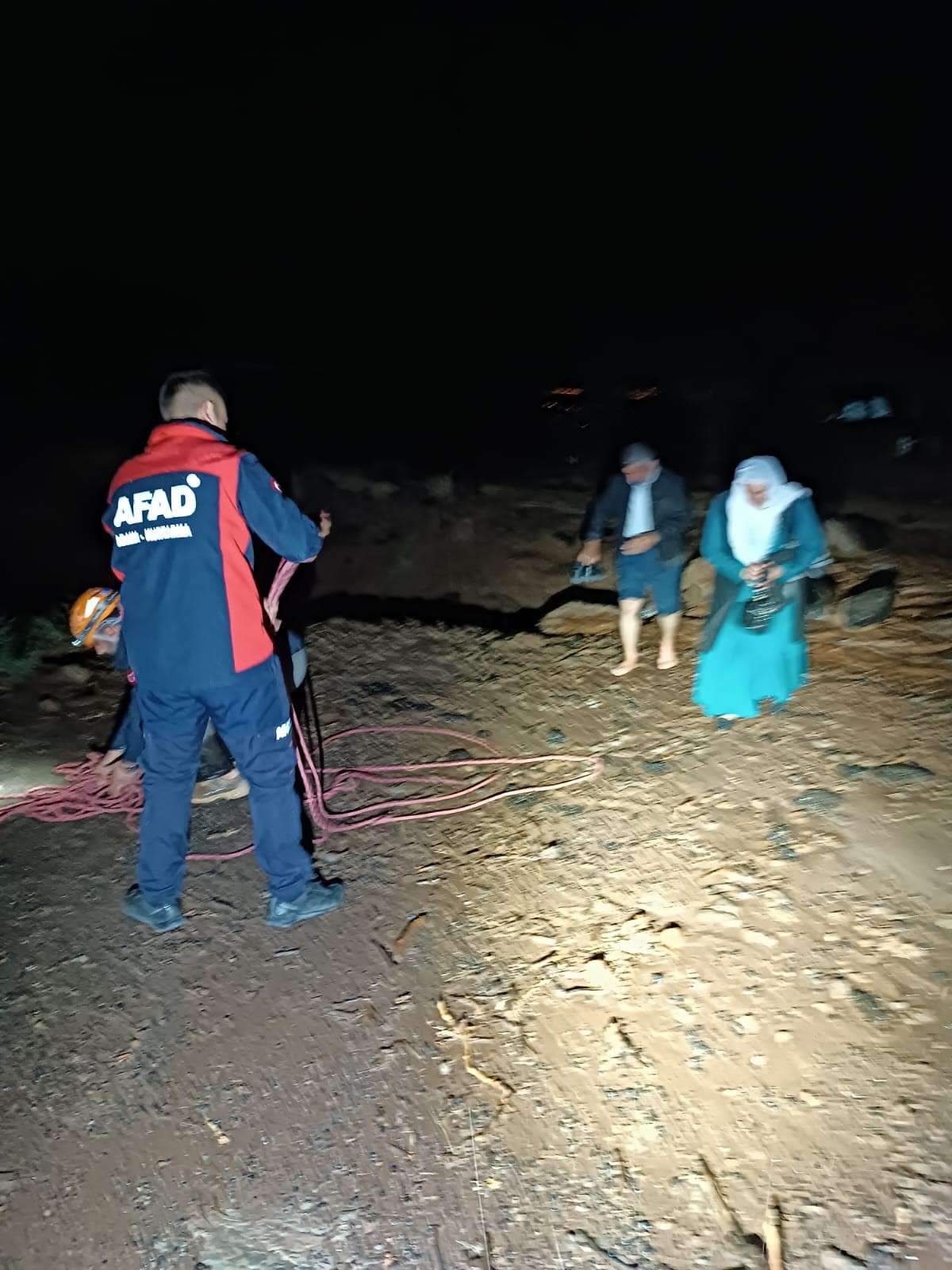 Sağanak Yağış Bitlis'te hayatı olumsuz etkiledi, mahsur kalan vatandaşlar kurtarıldı