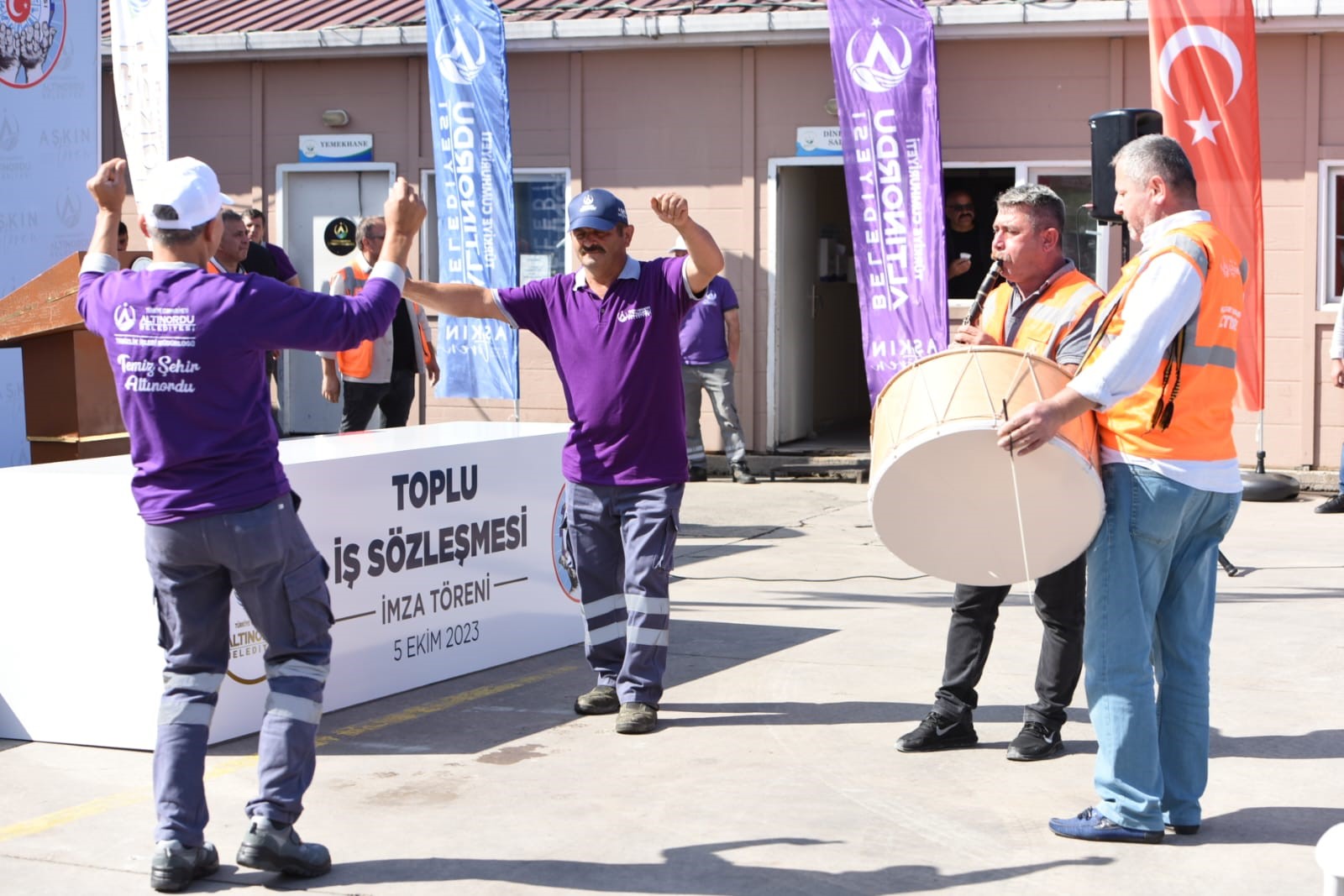 Belediye İşçilerinden Zam Artışına Davul-Zurnalı Kutlama