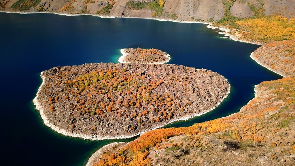 Bitlis'in doğa harikası Krater Gölü Görenleri Büyülüyor