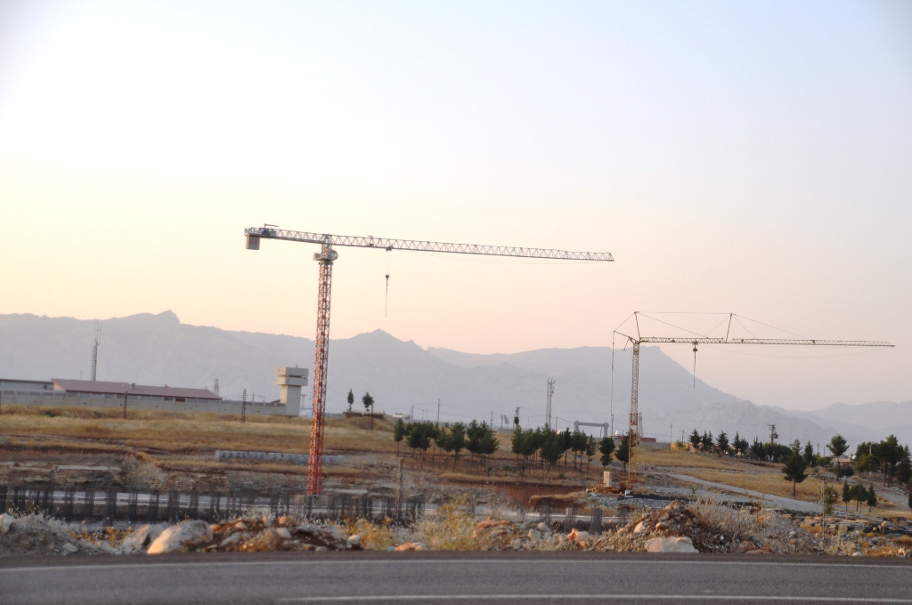 Şırnak Bölge Hastanesine Deprem izolatörleri yerleştirilmeye başlandı