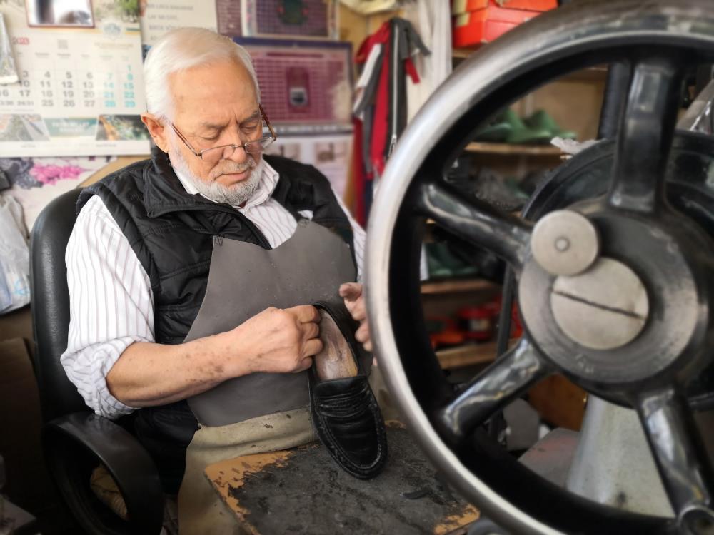 Engelli olmasına rağmen 60 yıldır çalışarak geçimini sağlıyor