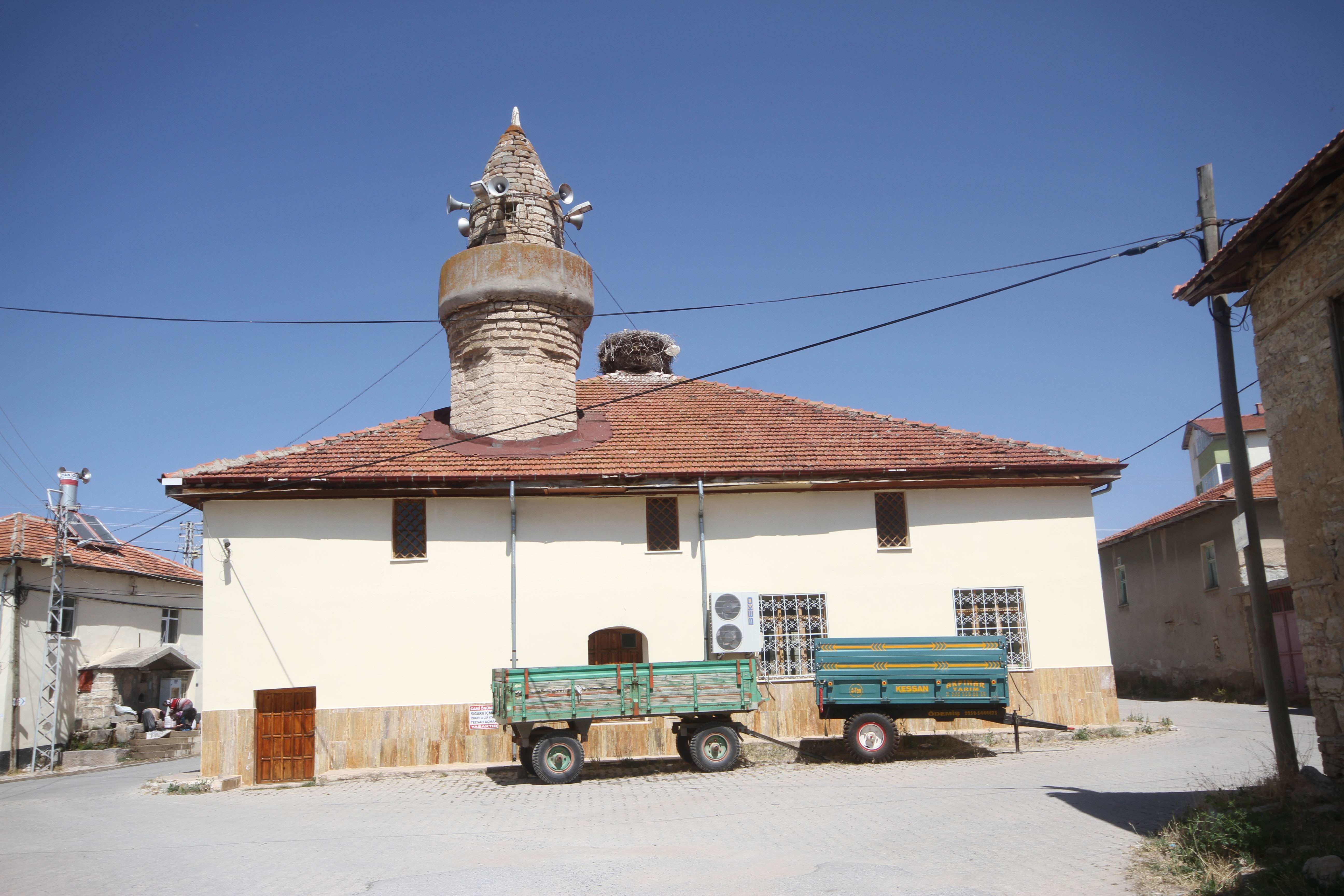 658 yıllık cami minaresiyle dikkat çekiyor