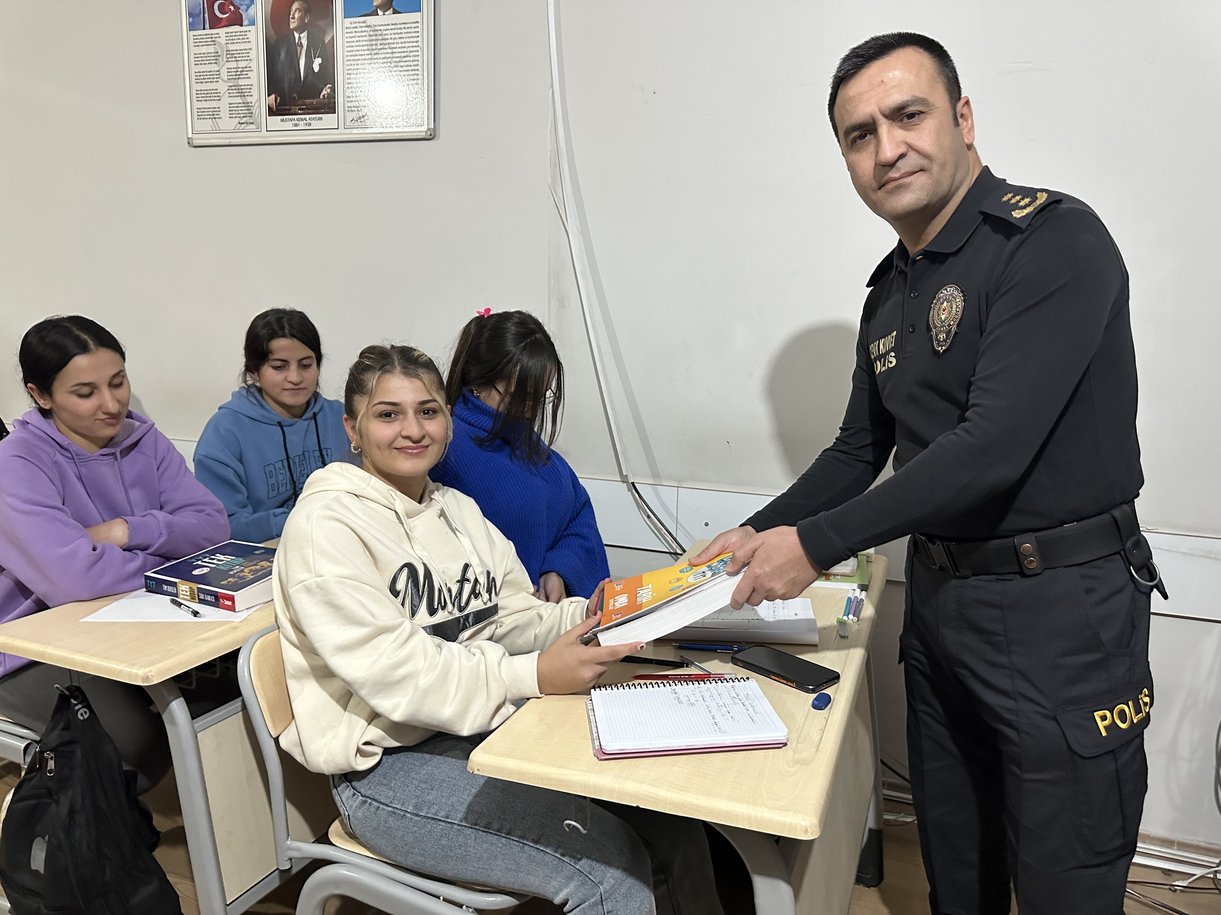 Yüksekova polisinden öğrencilere kitap desteği