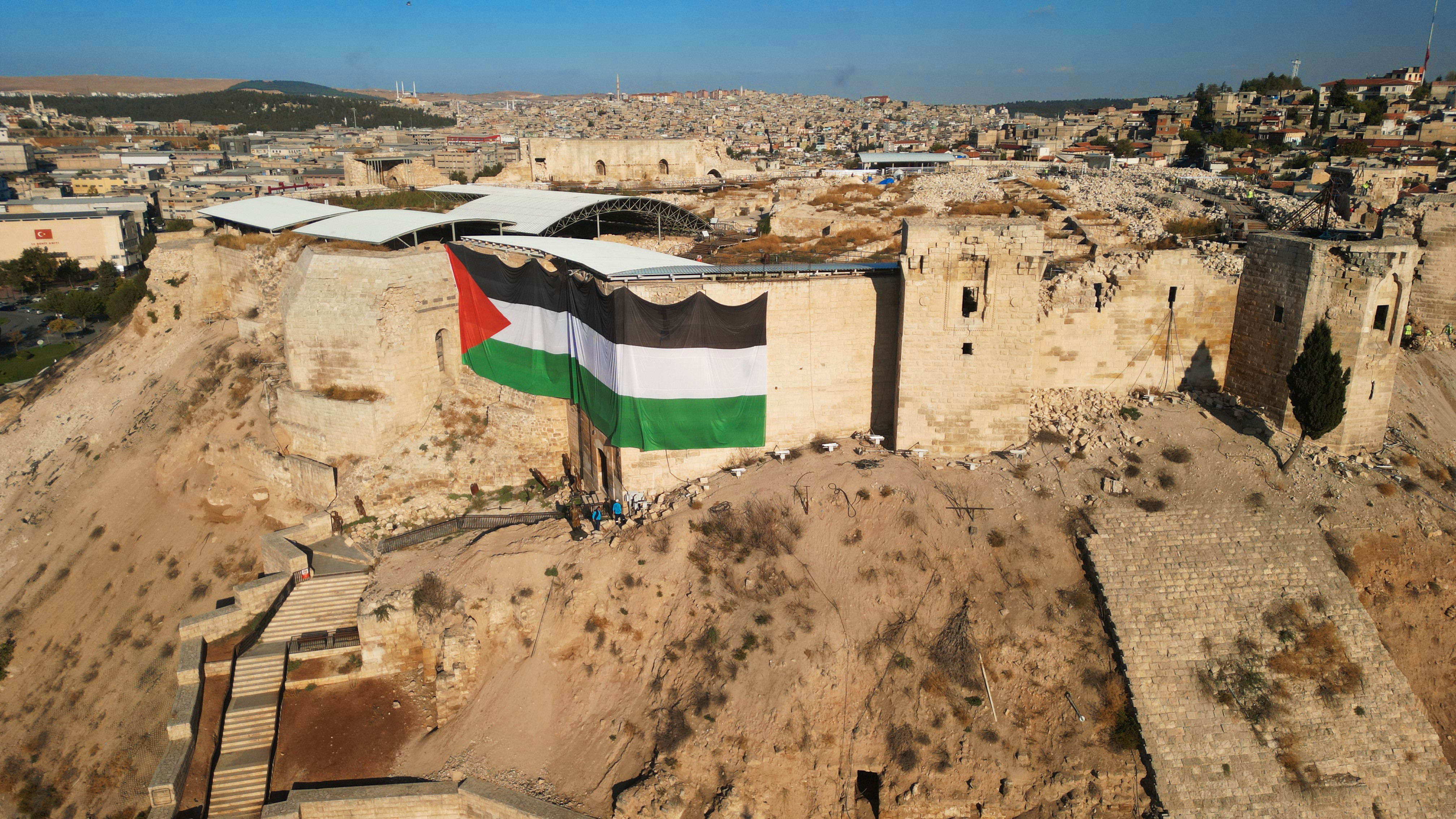 Tarihi Kale'ye dev Filistin bayrağı asıldı