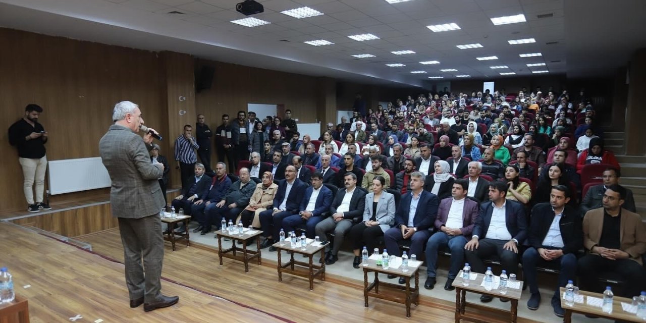 Hakkari Çukurca'daki Şiir dinletisine yoğun katılım! Gençlerin ilgisi de büyüktü