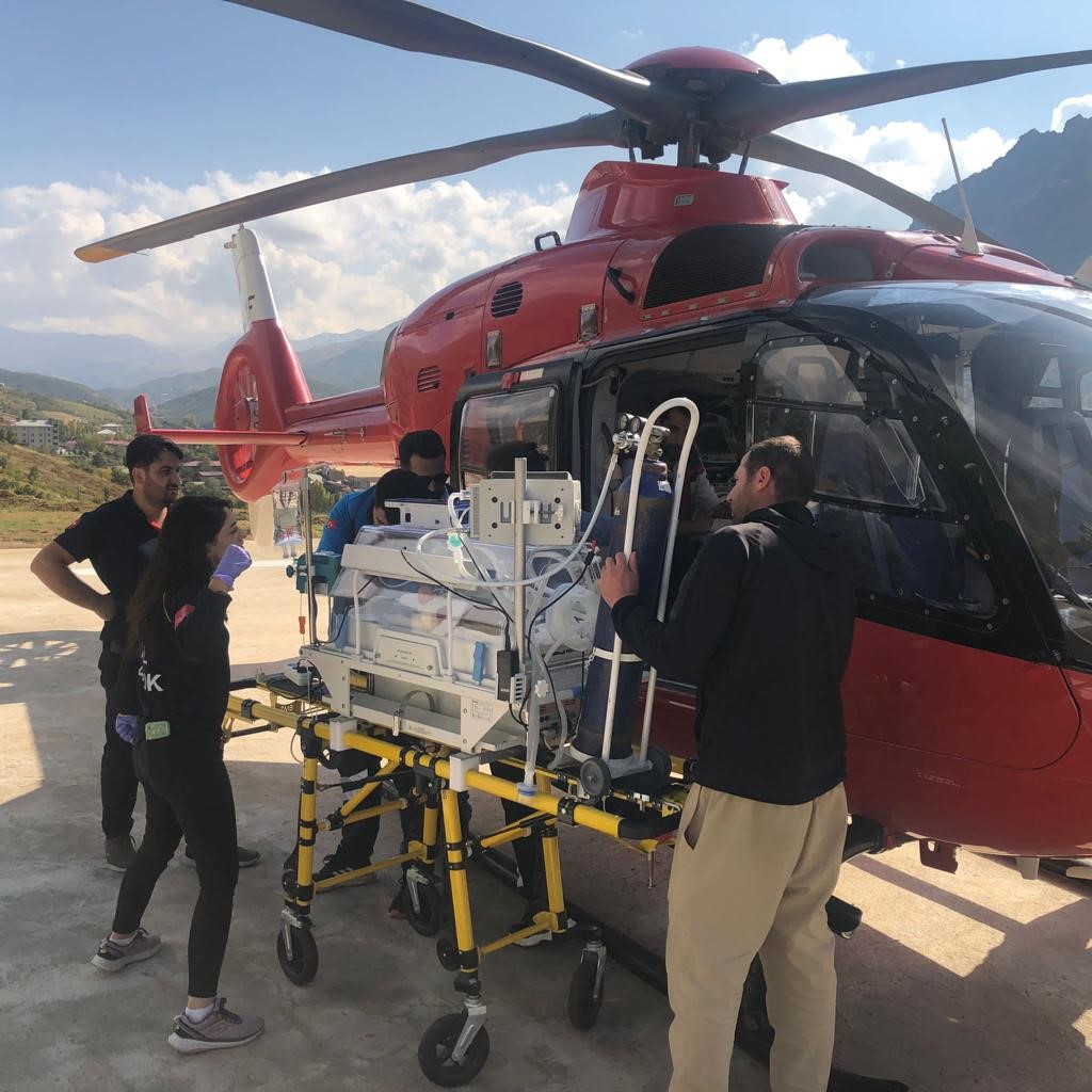 Yeni doğan bebek için ambulans helikopter havalandı