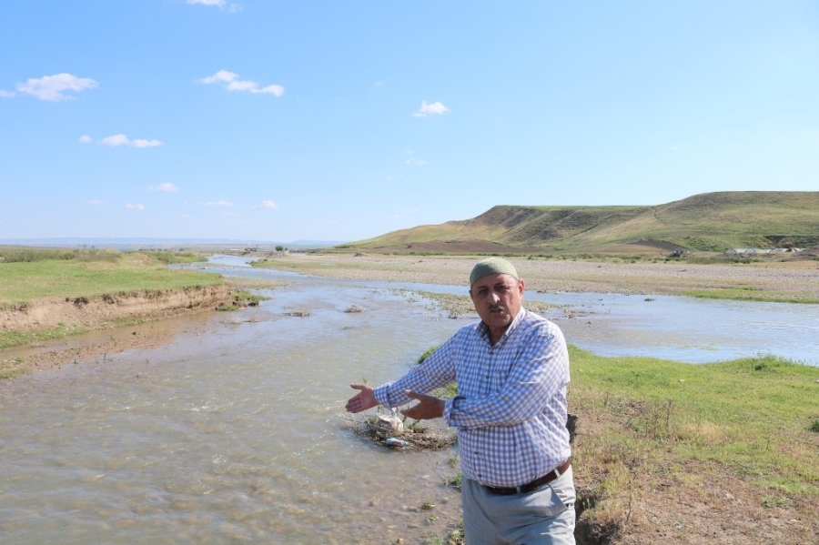 Sifon bozuldu 20 bin dönüm arazi susuz kaldı