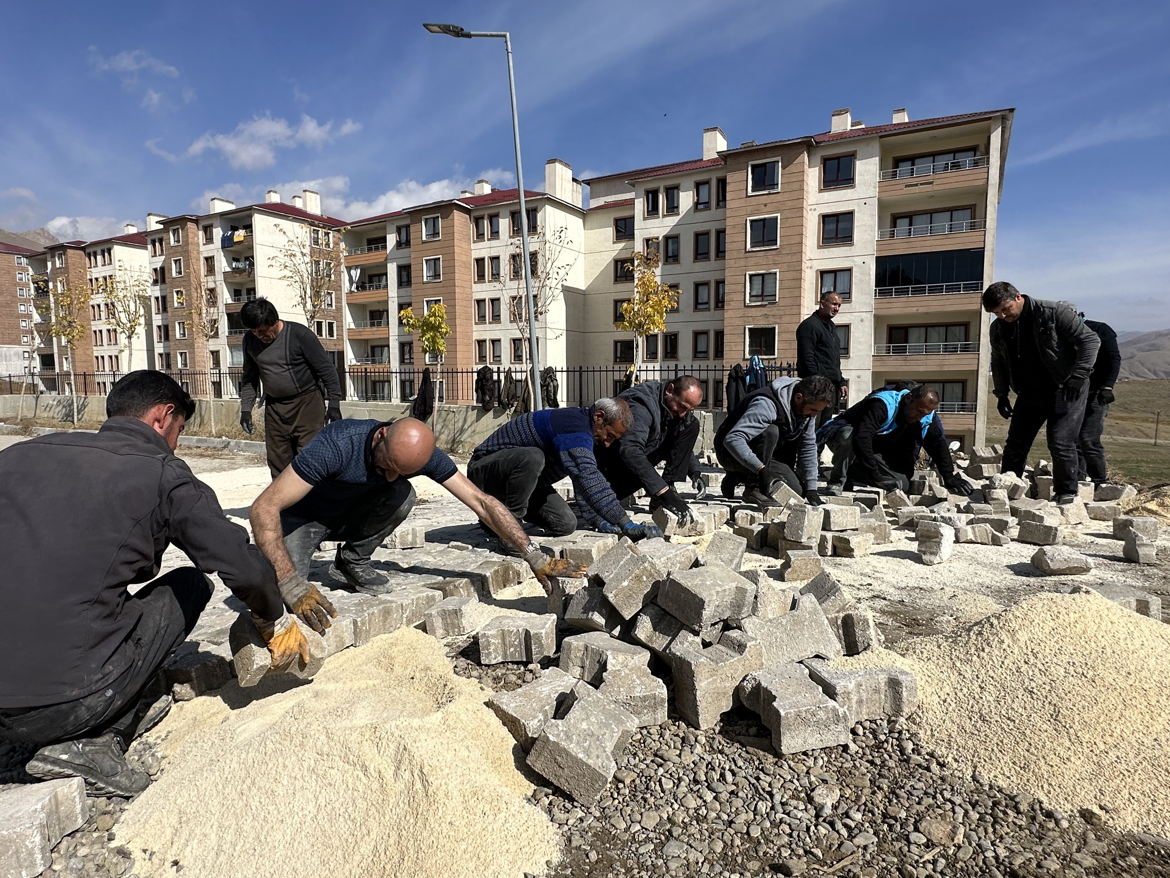 Örnek davranış: 30 kapıcı Çocuklar için  bozuk yolları onardılar