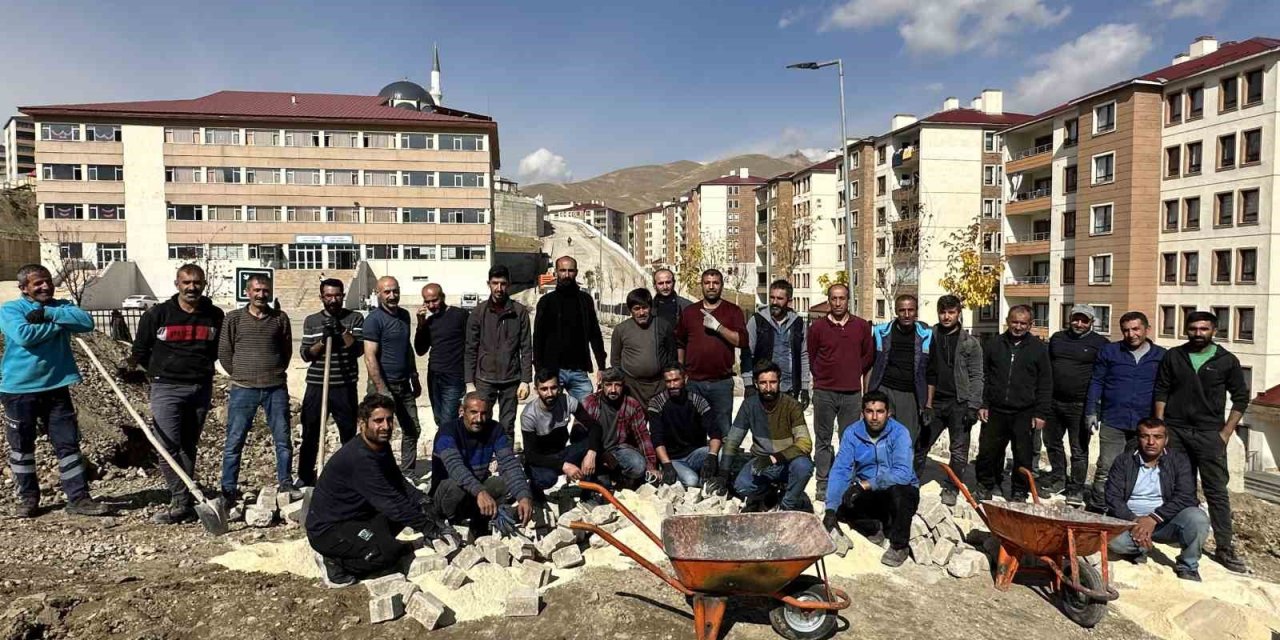 Yüksekova’da yürekleri ısıtan anlar: 30 kapıcı okula giden çocuklar için yolları onardı